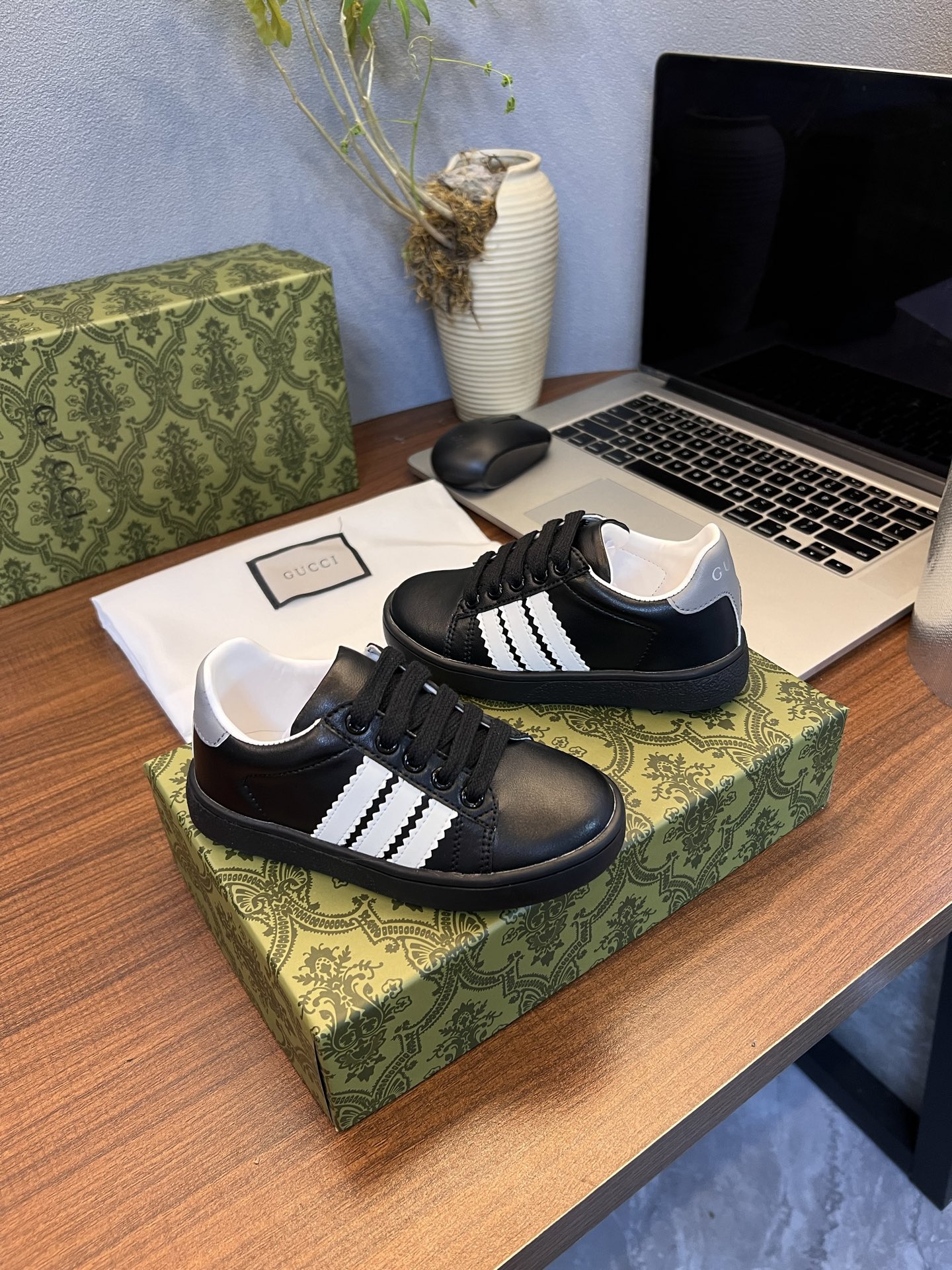 Children's shoes child